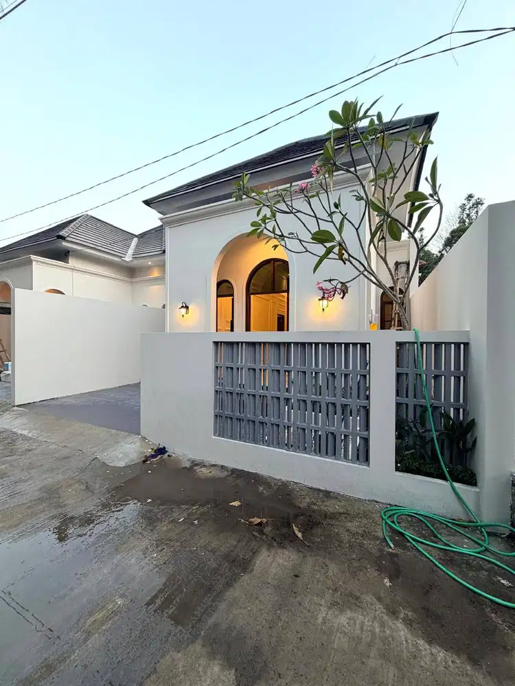 Rumah Baru Desain Klasik di Wedomartani