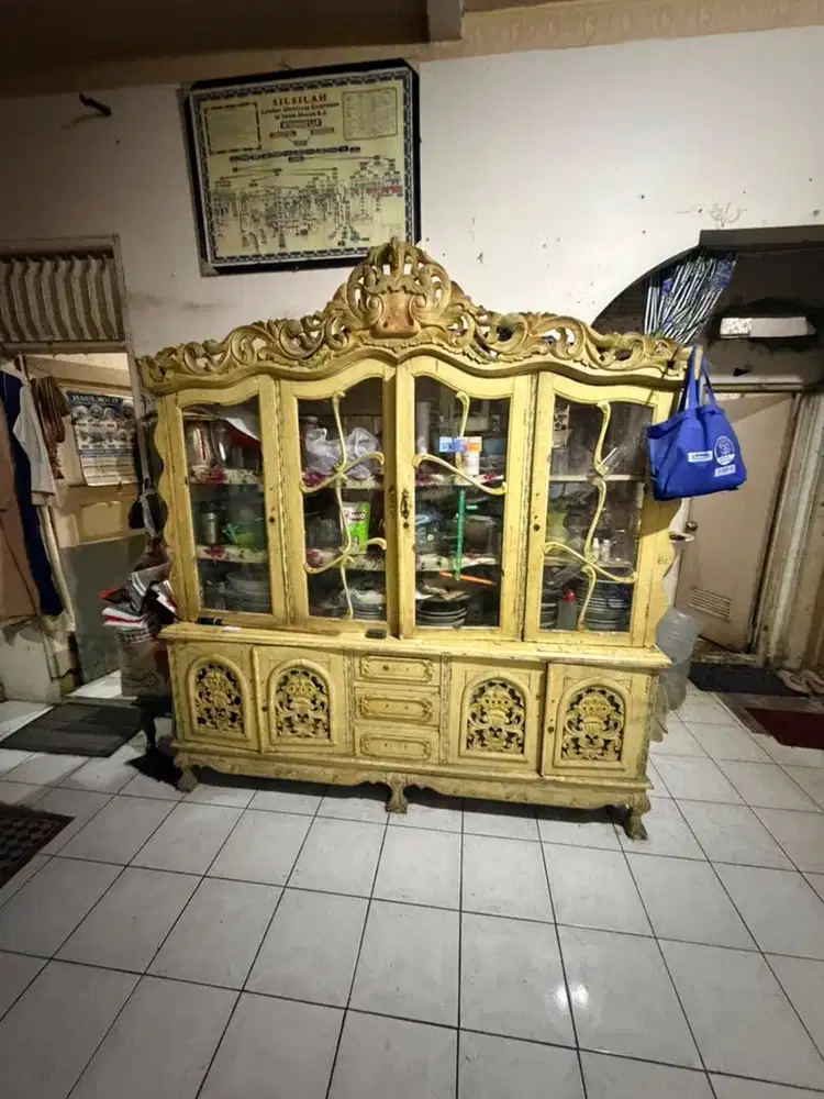 Jual lemari besar apa adanya ukiran vintage unik murah