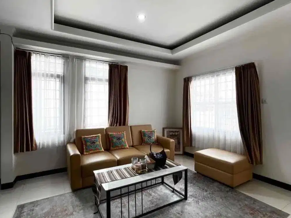 Dijual 

Rumah Mewah Strategis di Sayap BKR - Moch Toha Jl.Pasir Salam Kota Bandung


*  Alamat: Pasir Salam, Kota Bandung (Hook)
*  Luas Tanah: 220 m2
*  Luas Bangunan : 350m² 
* Jumlah Kamar Tidur :4
*  listrik : 4400
*  Jumlah Kamar Mandi : 3
*  Jenis