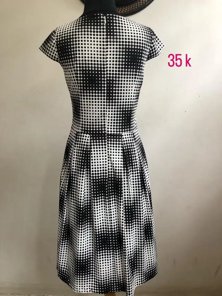 Dress monokrom hitam putih
