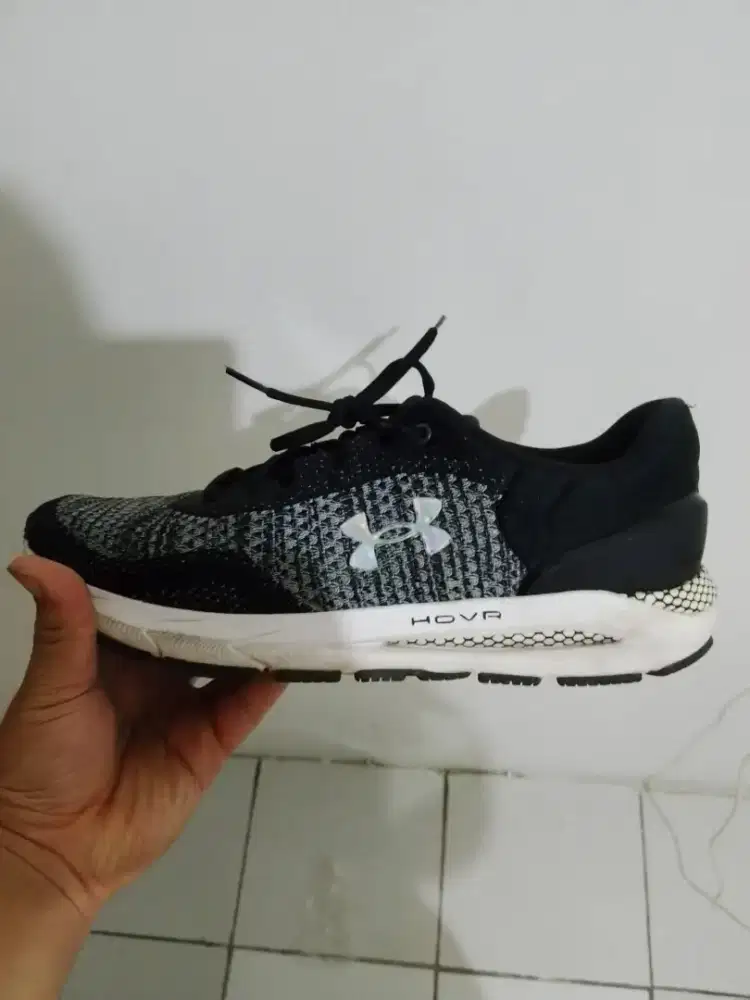 Sepatu under armor