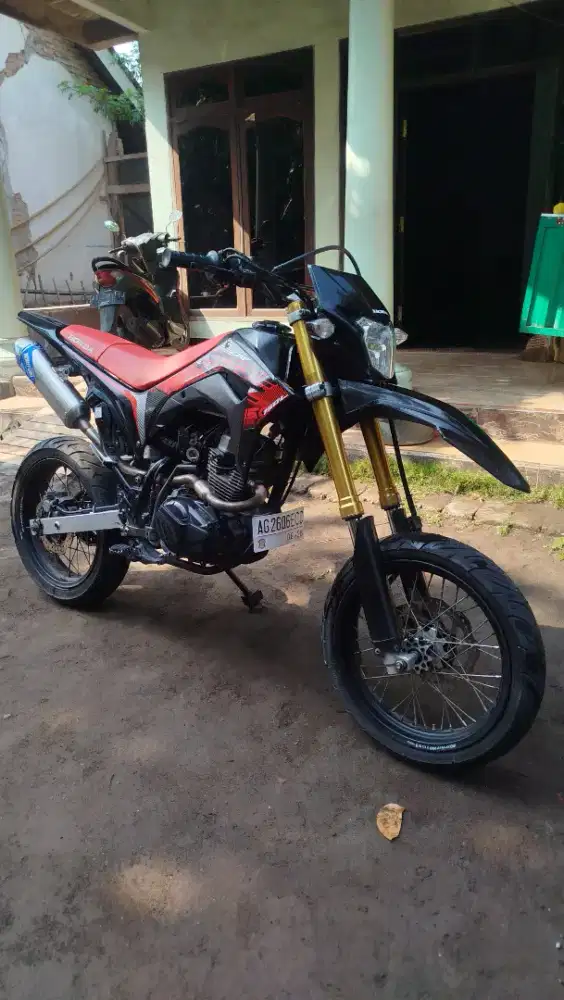 crf tahun 2021 hitam merah