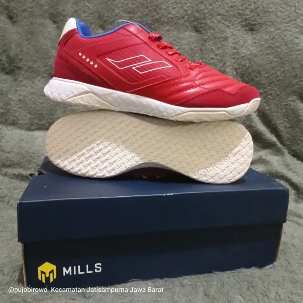 Sepatu futsal size 40 Mills