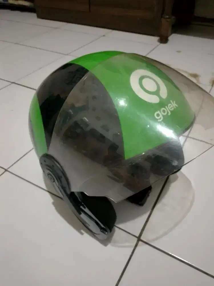 helm warna hijau
