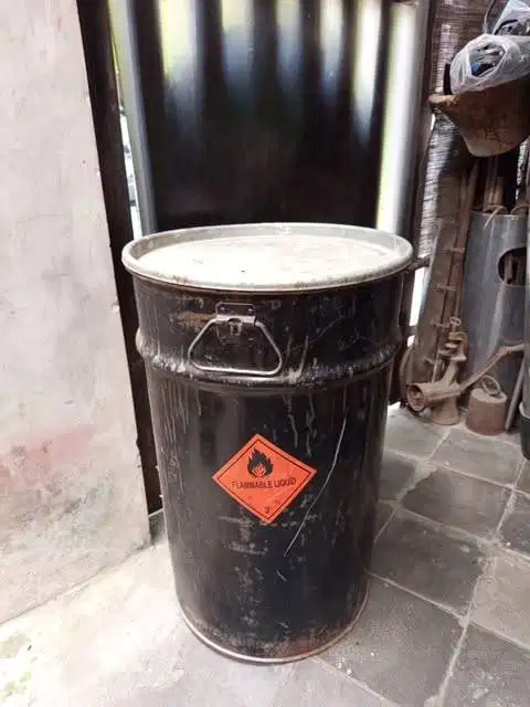 Drum Besi Vintage Industrial Flammable Liquid + Bonus Rantai Gembok
