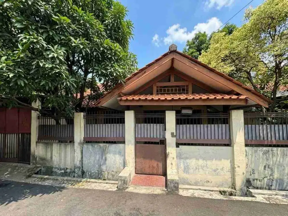 DIJUAL RUMAH POSISI POJOK DI KOMPLEKS PESANGGRAHAN JAKARTA SELATAN