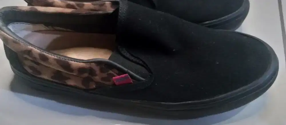 sepatu kasual kombinasi bahan kanvas hitam dan motif leopard