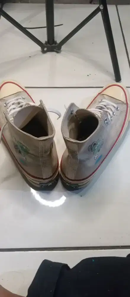 Converse berwarna putih gading dngan corak grafis karakter kartun