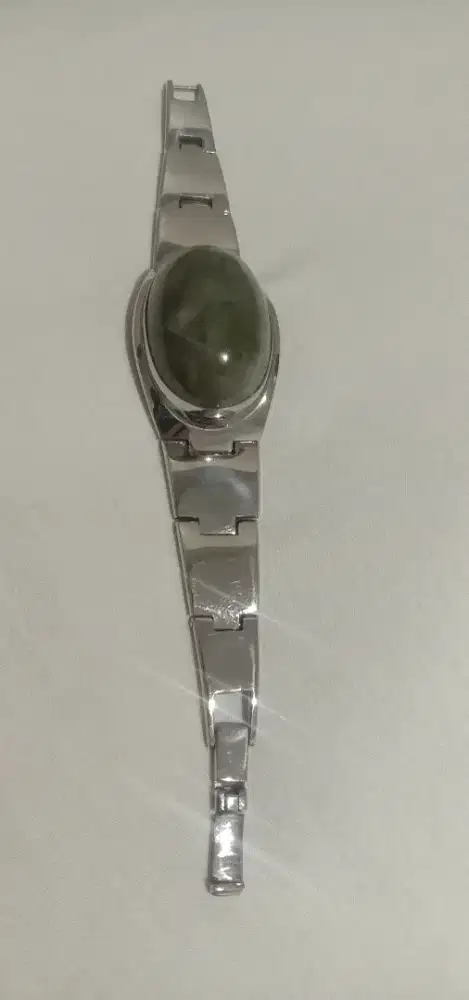 Gelang batu Idocrase.