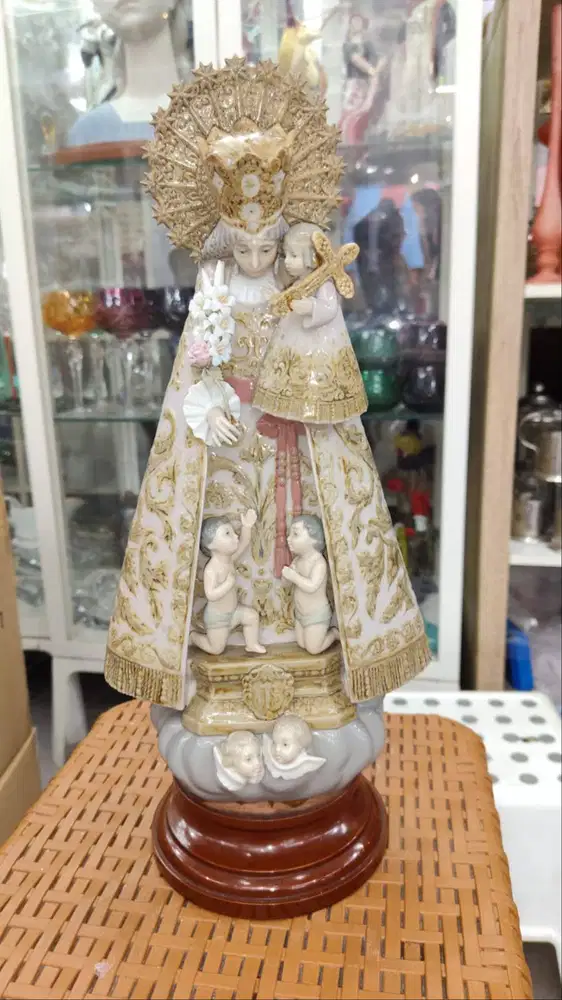 Patung porcelain