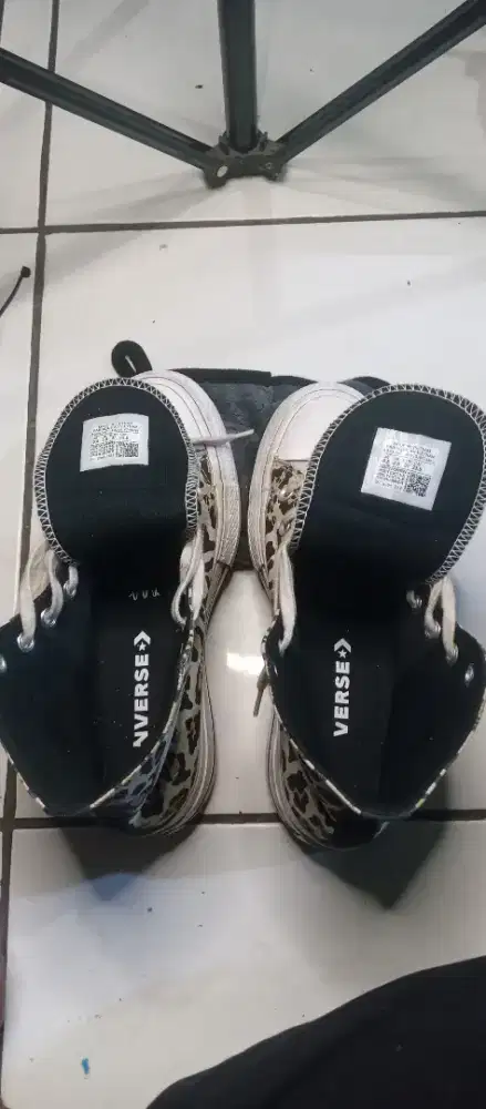 Converse All Star High Top dengan motif leopard (macan tutul).