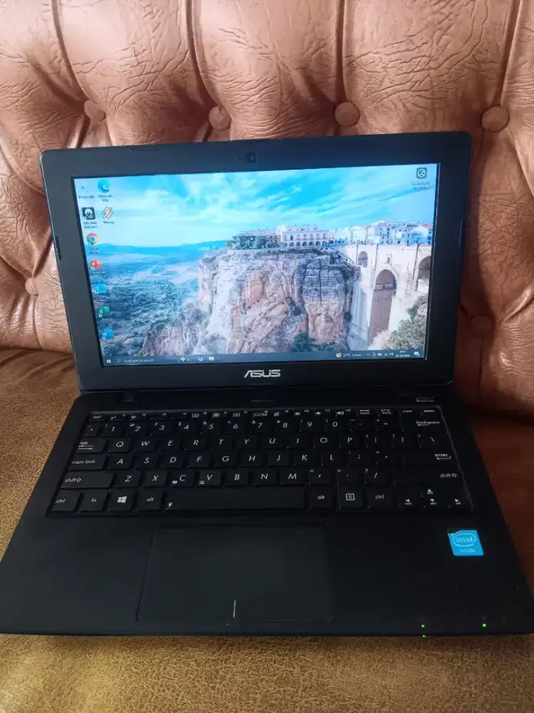 Asus X200CA ram2gb ssd 180gb siap pakai