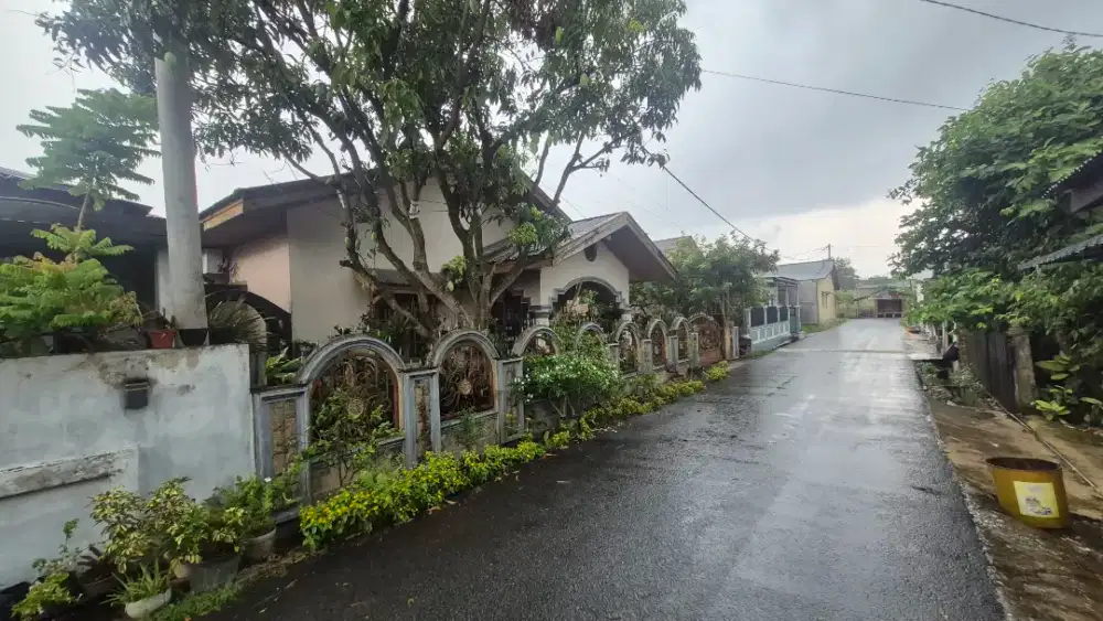 DIJUAL = Rumah asri siap huni harga terjangkau di lingkungan tenang