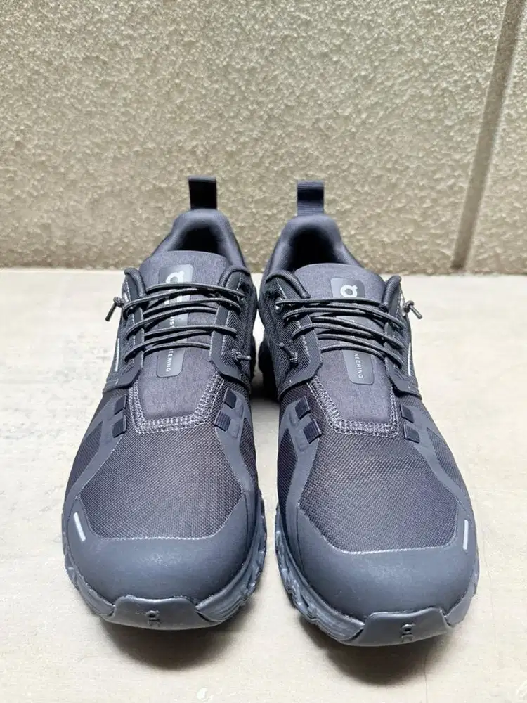 Sepatu wanita on cloud 6
