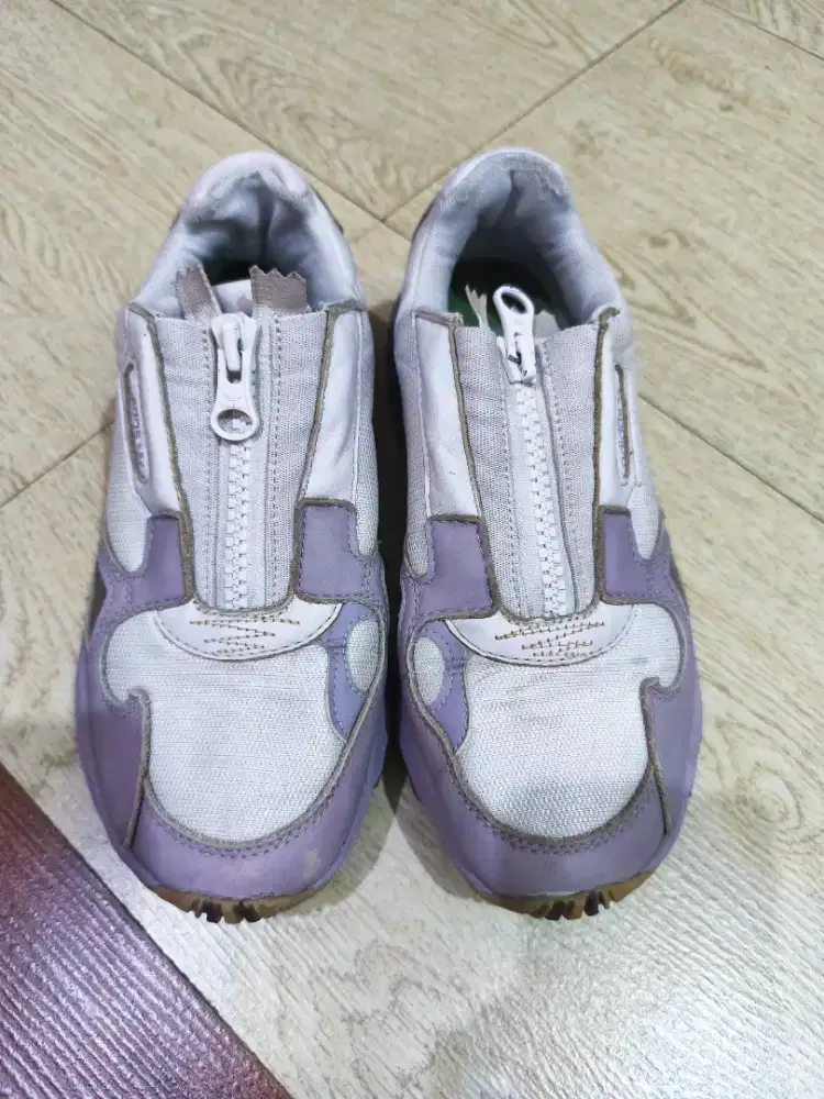 Adidas Size 40 (Made in Vietnam)