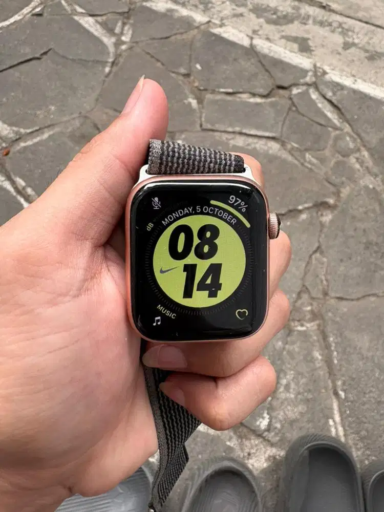 Apple Watch SE Gen 1 44mm Gold Aluminum GPS (Ex Resmi iBox ID)