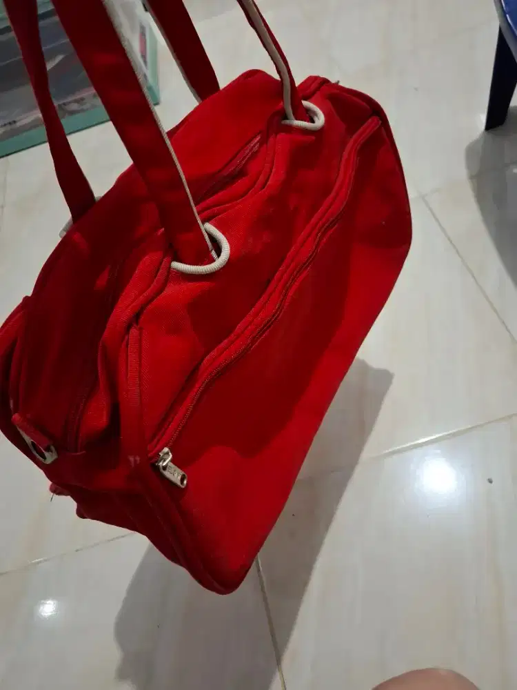 Travel bag warna merah cerah