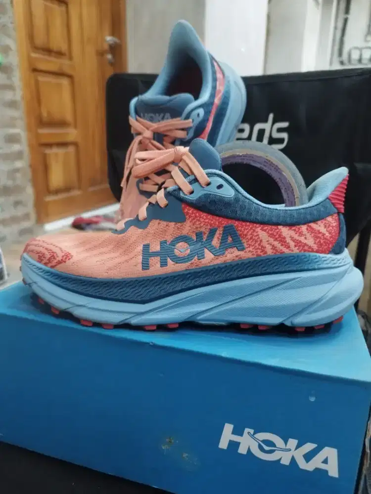 Jual sepatu running Hoka pemakaian pribadi jarang pakai size 37.5