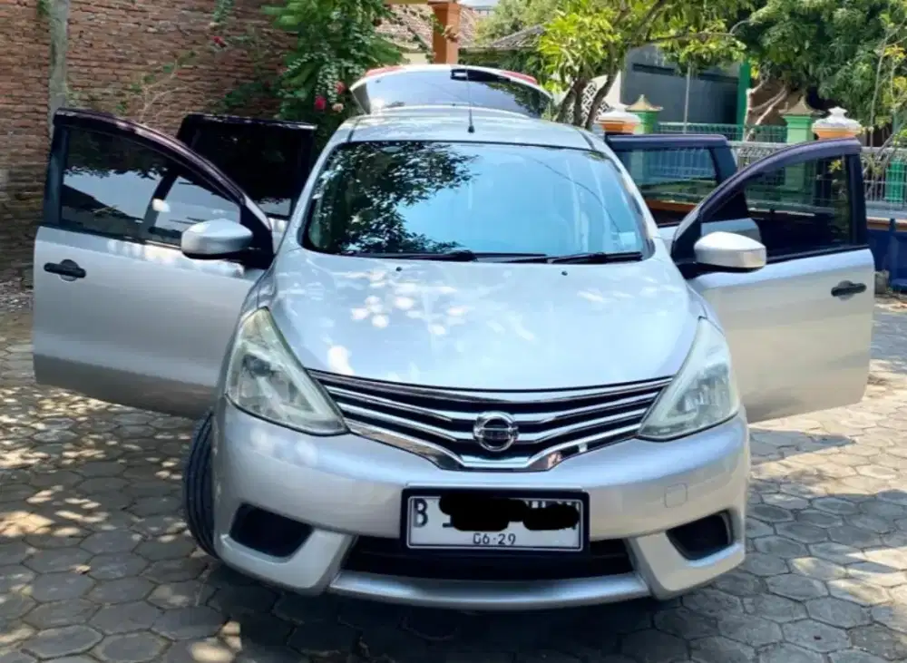 GRAND LIVINA SV AT _ NISSAN