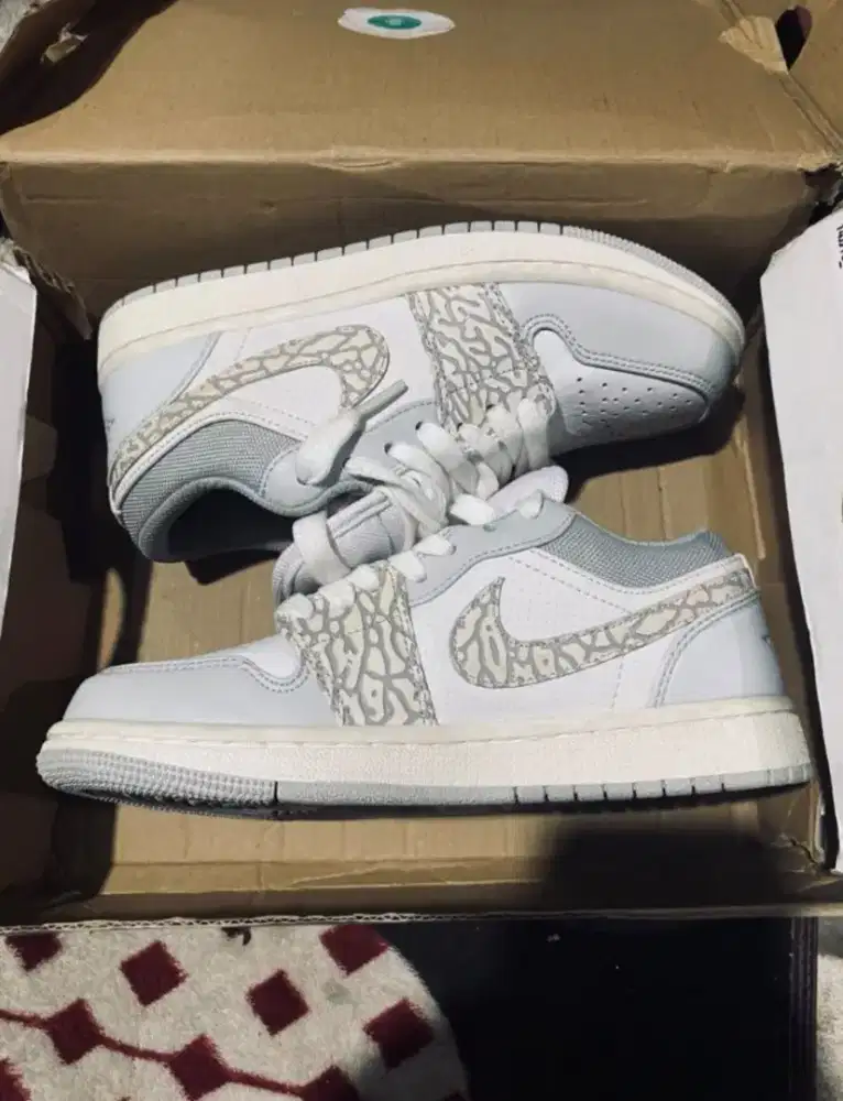 Sepatu Nike Air Jordan 1 Low Smokey Grey