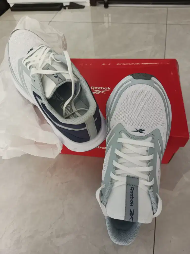 Sepatu lari merek Reebok ukuran 42,5