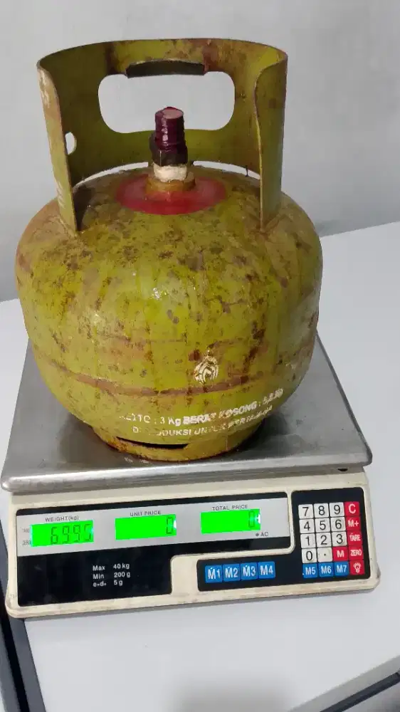 Ngantar gas ke pelanggan