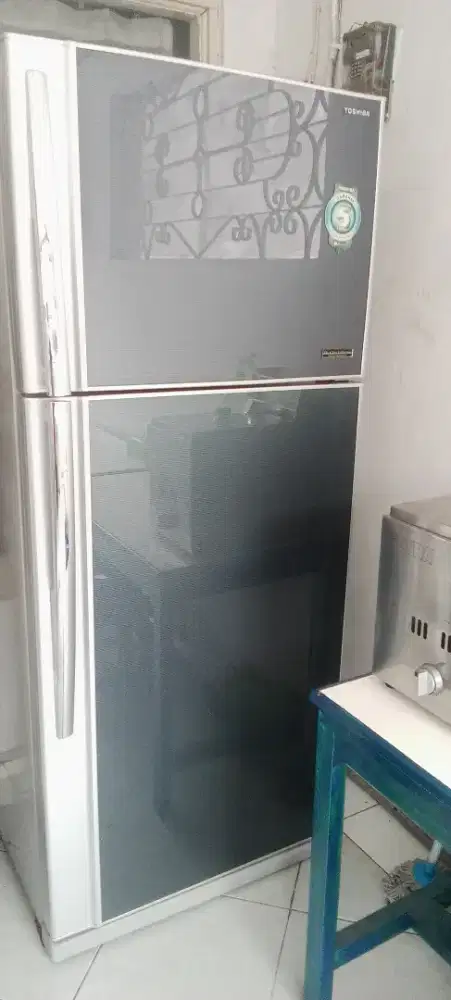 Lemari es toshiba