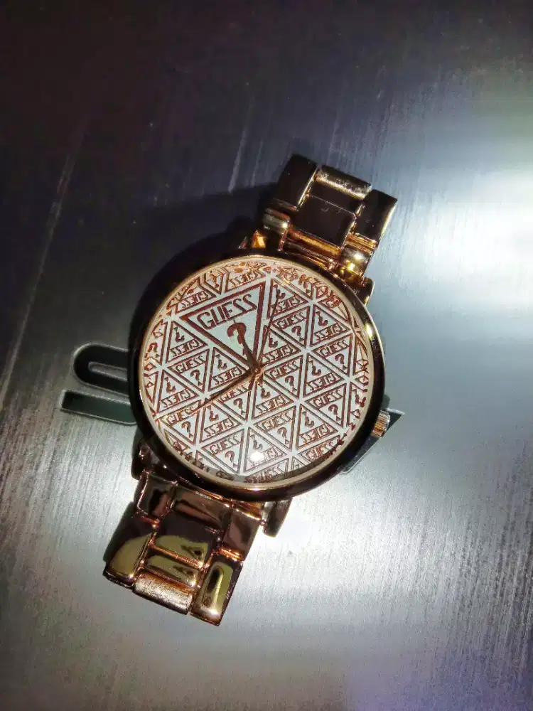 jam fashion wanita merk Guess