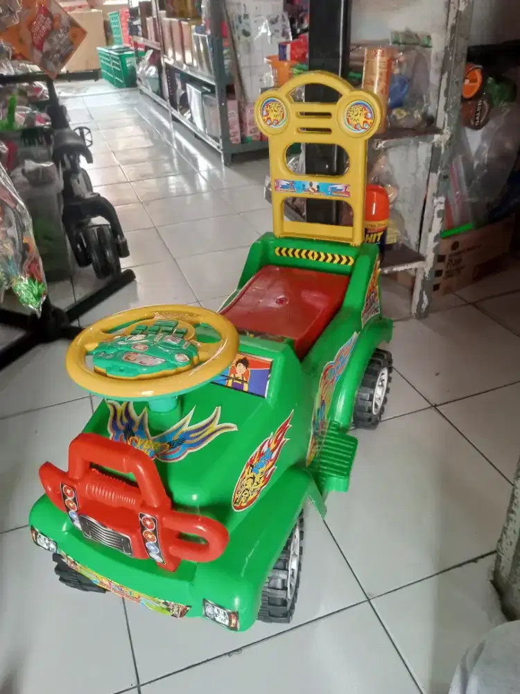 Mainan anak mobil naik monster ycc