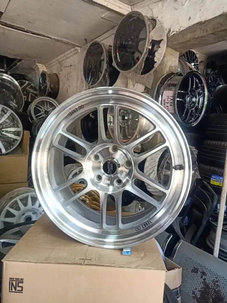 KANA RST 17x8in ET 22 H5/114,3