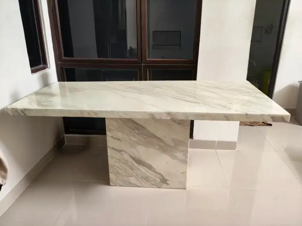 Meja makan marmer