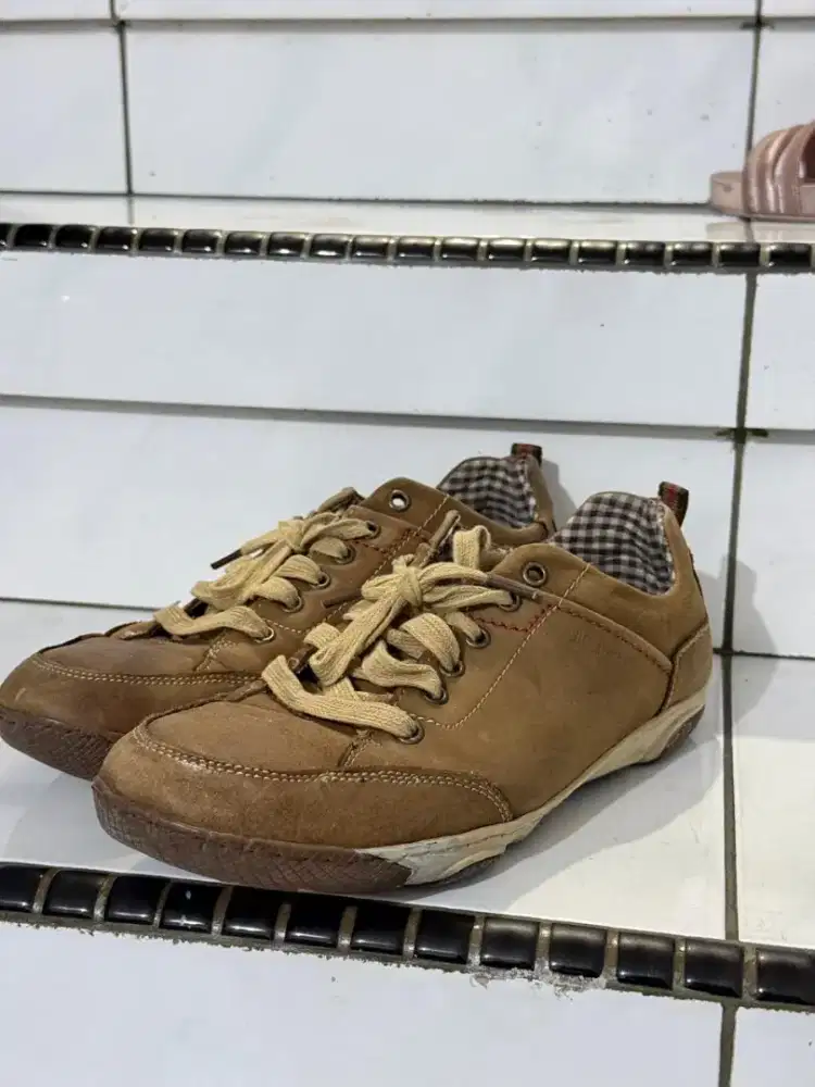 Sepatu Jim Joker