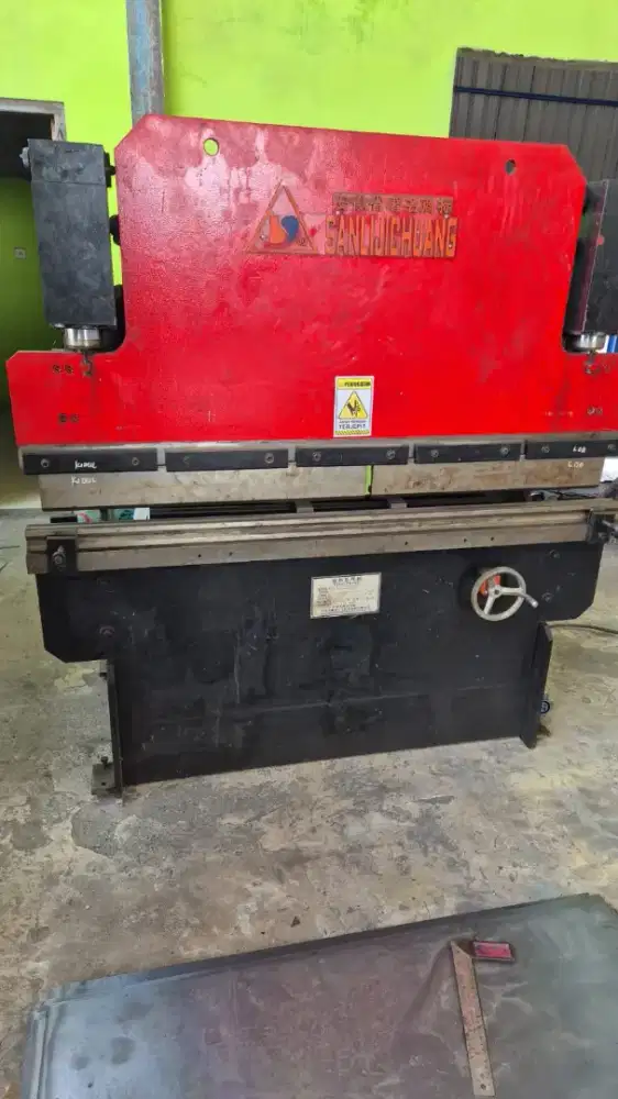 Mesin tekuk plat 30 ton x 1600