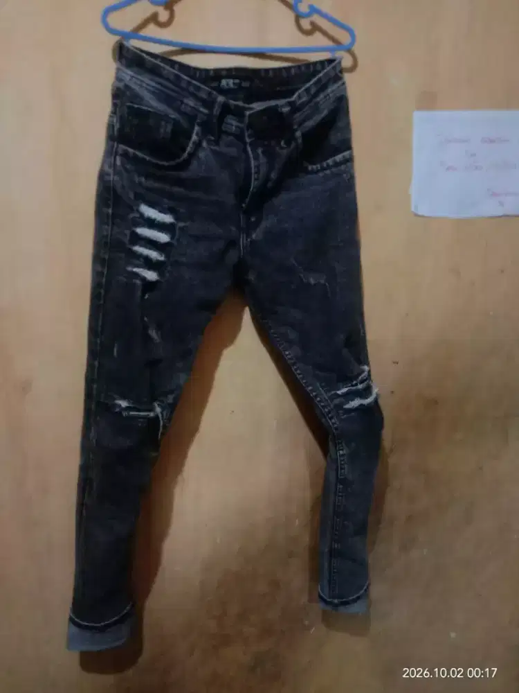Di jual Celana levis kameja putih dan hitam dan batik