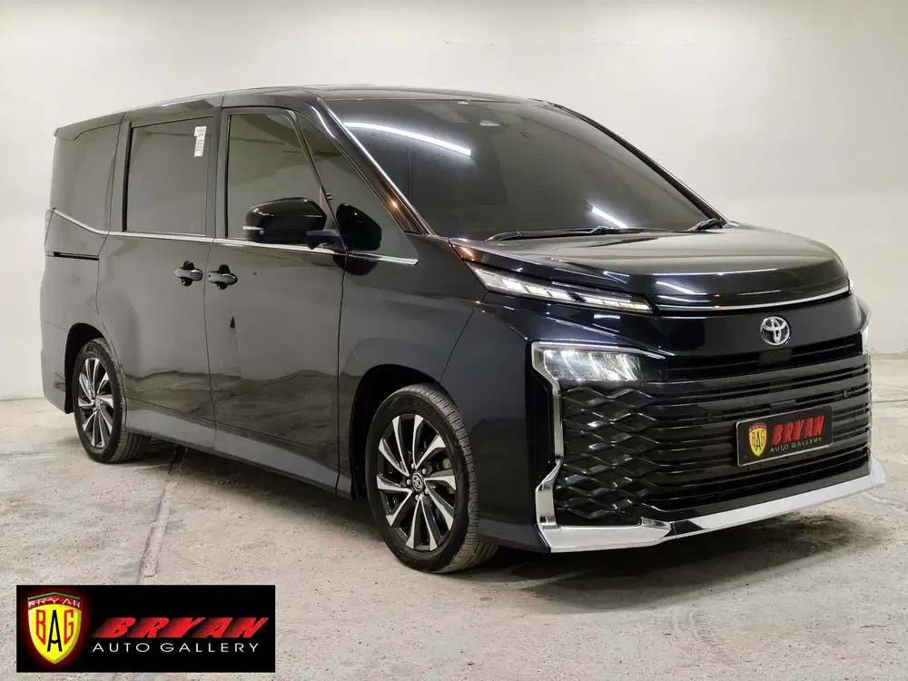LOW KM TOYOTA VOXY 2.0 TSS 2023 HITAM