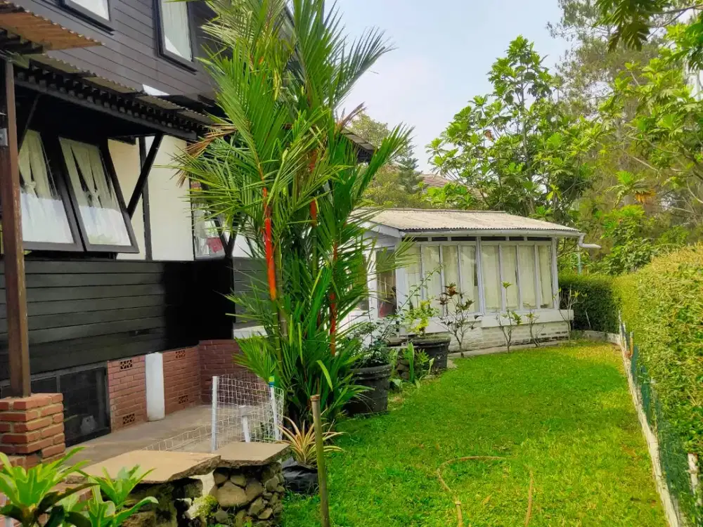 dijual rumah villa antik full kayu Graha Puspa Cihideung Bandung