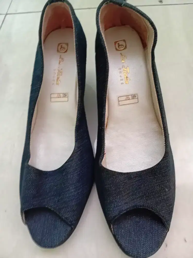 Sepatu wanita jeans