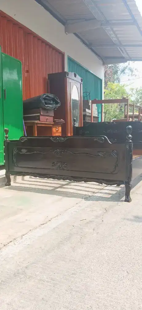 Tempat tidur dipan ranjang ukiran antik material kayu jati tua