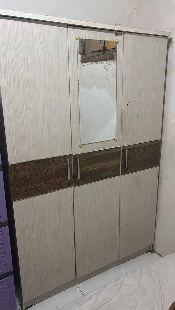 Lemari pakaian tiga pintu