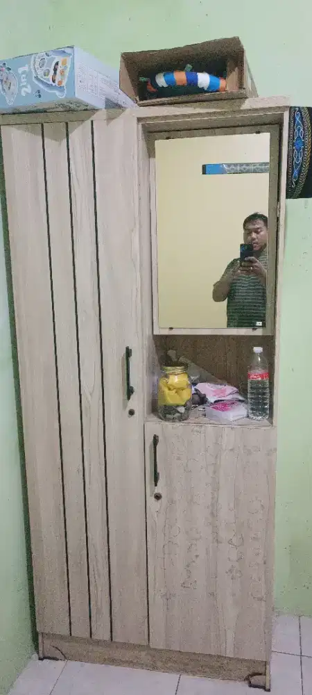 Lemari pakaian pria dan wanita
