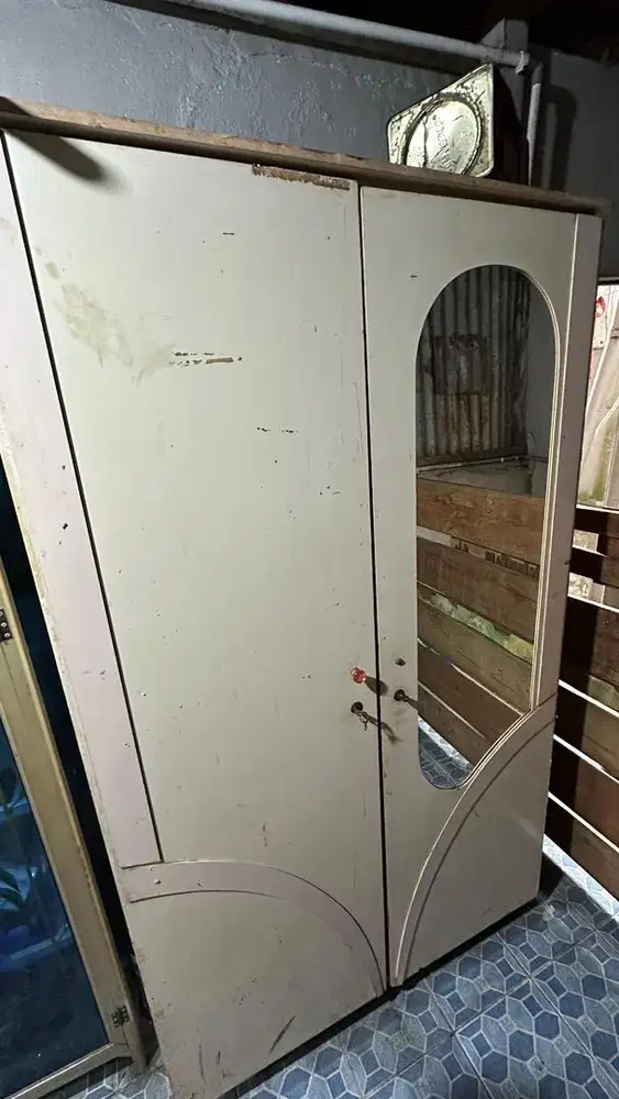 Lemari putih + kaca