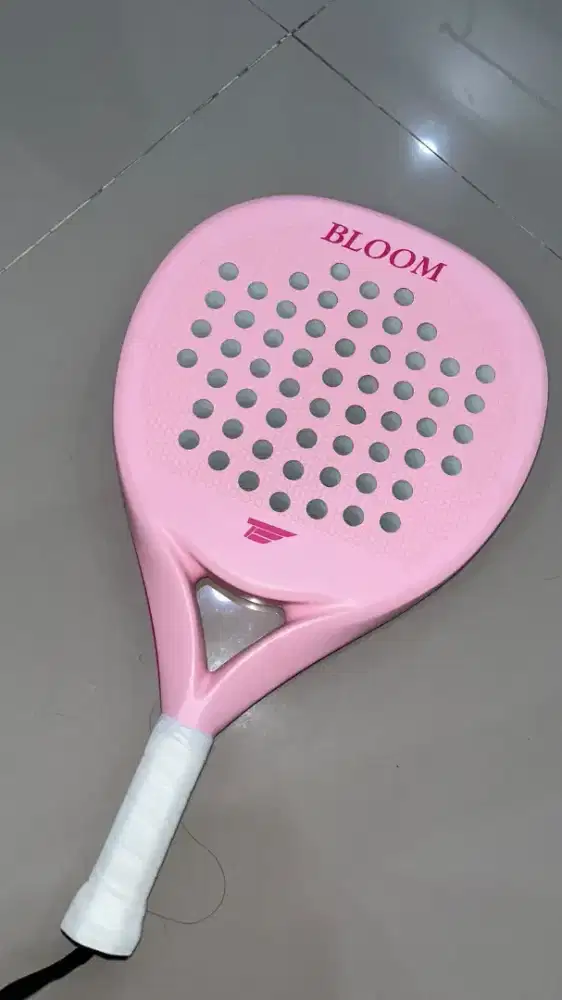 Raket Padel BLOOM baru 3x pakai jual hampir setengah harga!
