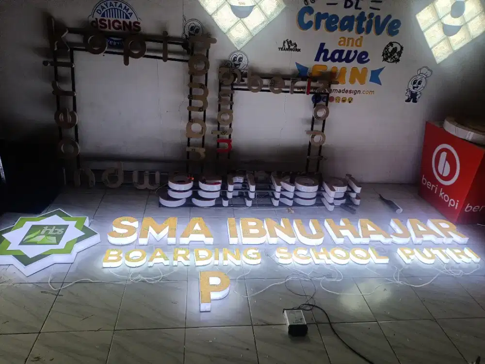 Papan nama toko atau kantor indor dan outdor