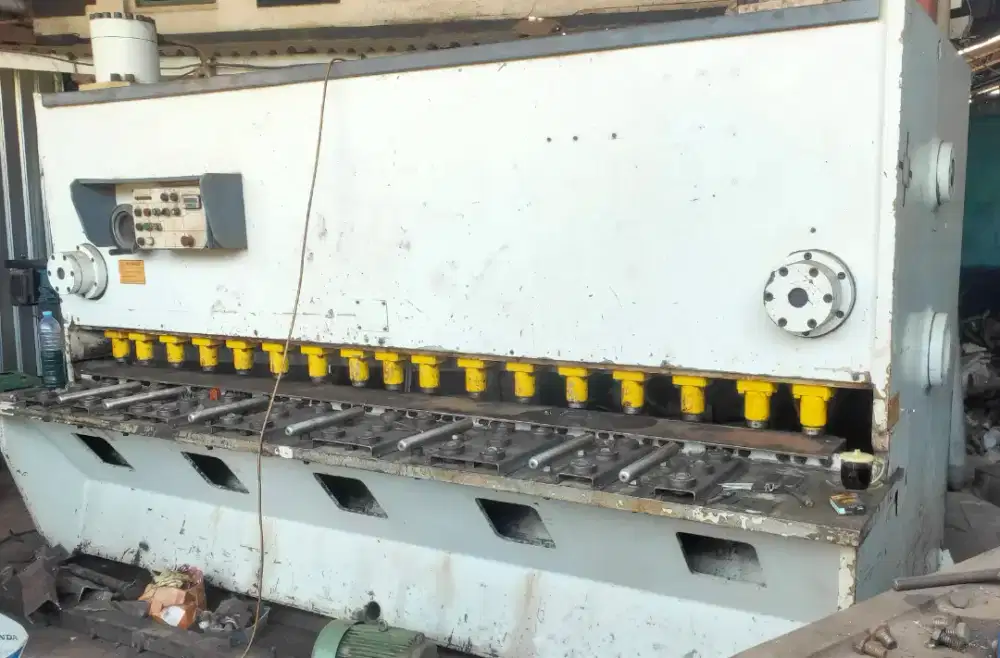 Mesin potong plat hidrolik 13x3100mm