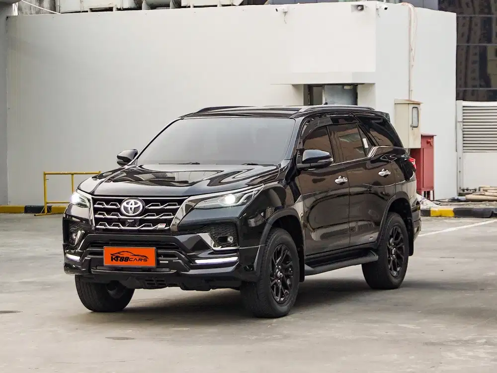 Fortuner GR 4x2 AT 2023 Hitam