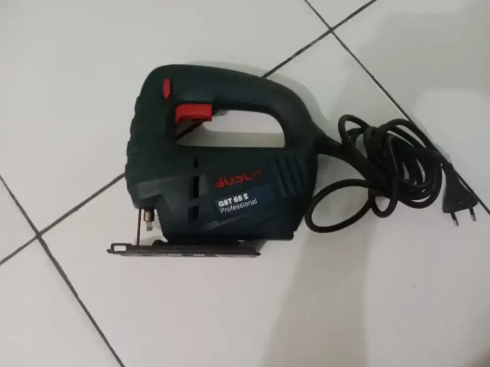Jigsaw Bosch atau gergaji listrik