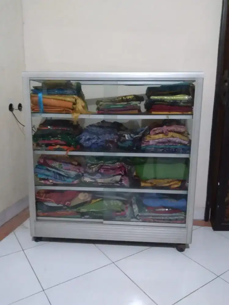 Dijual Etalase Kaca Second Masih Bagus