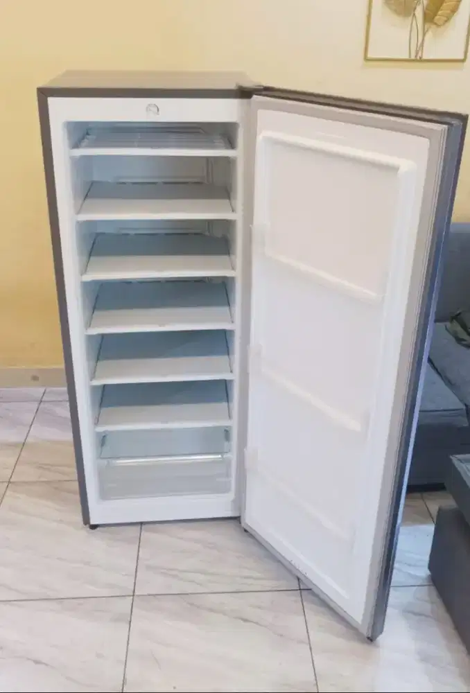 Frezzer kulkas merk GEA ukuran 6 susun.