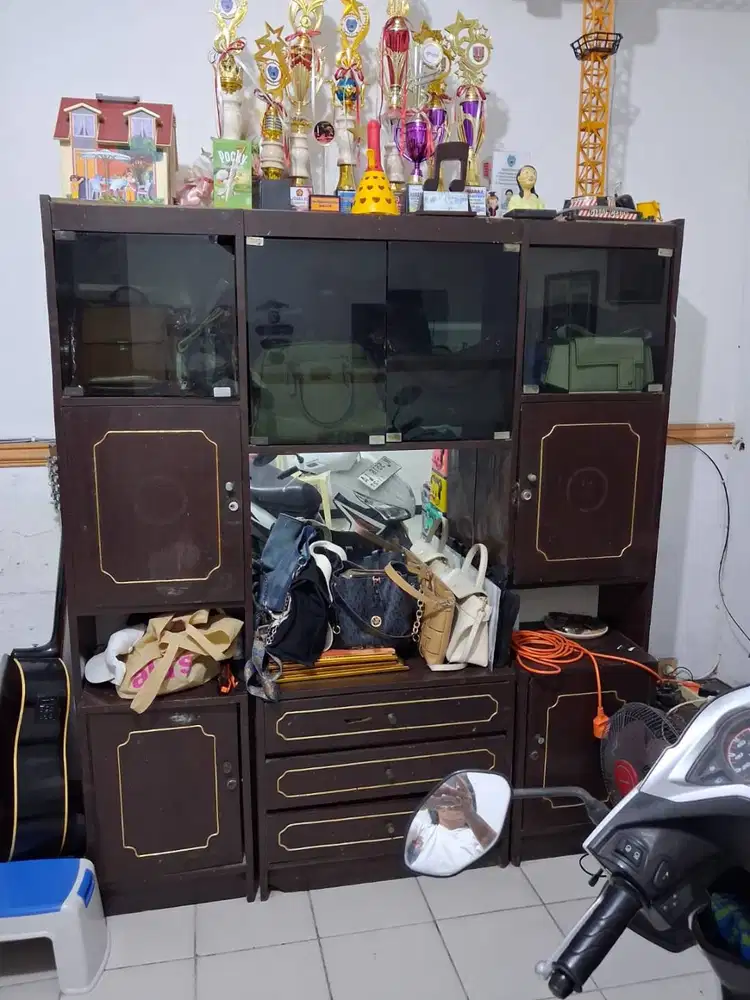 LEMARI RUANG TAMU