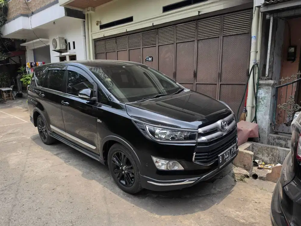 Toyota Kijang Innova Inova Reborn V Matic AT Tahun 2017 Hitam , 2016